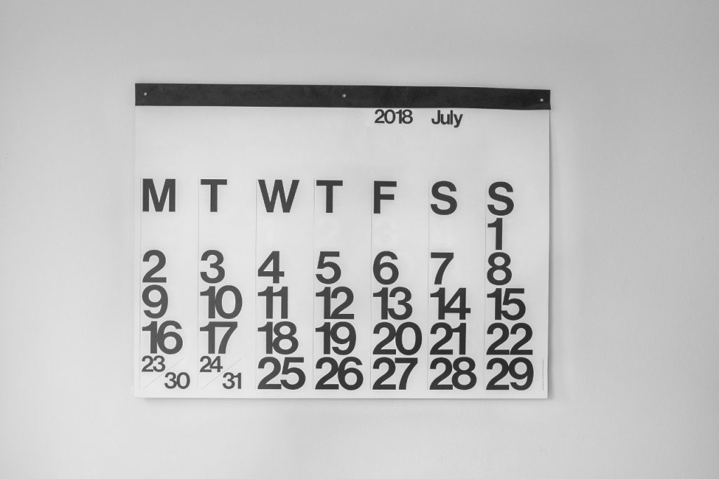 An einer Wand hängt ein einfacher Kalender
